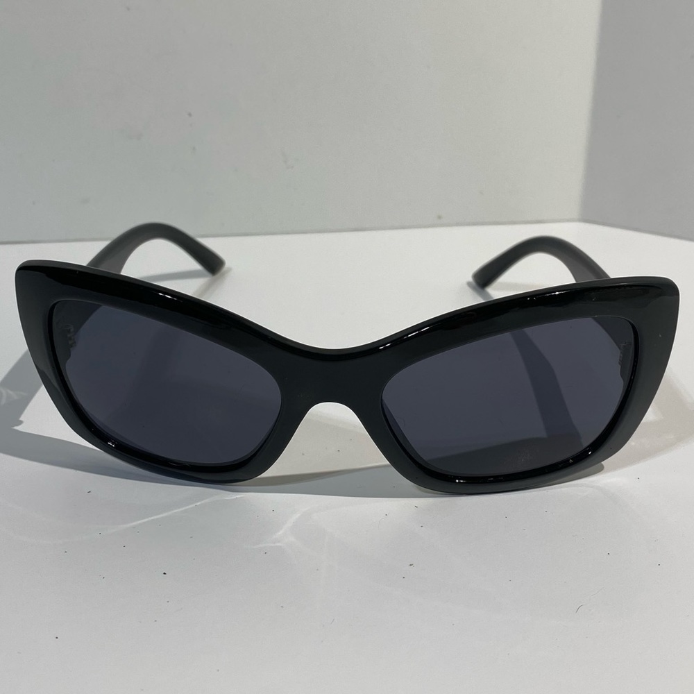 Kardashian Collection women’s Black cat eye sunglasses.